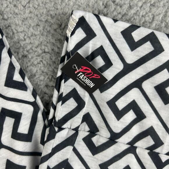 Shop Pop Fashion Women's Interlocking Chain Square Pattern Scarf With Zipper - Picture 2 of 9